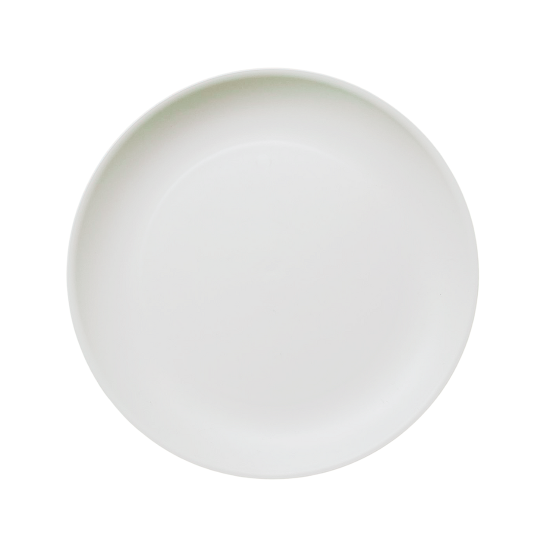 Assiette plate, exemple de vaisselle réutilisable proposée en location par les Boites Nomades pour tous vos évènements.